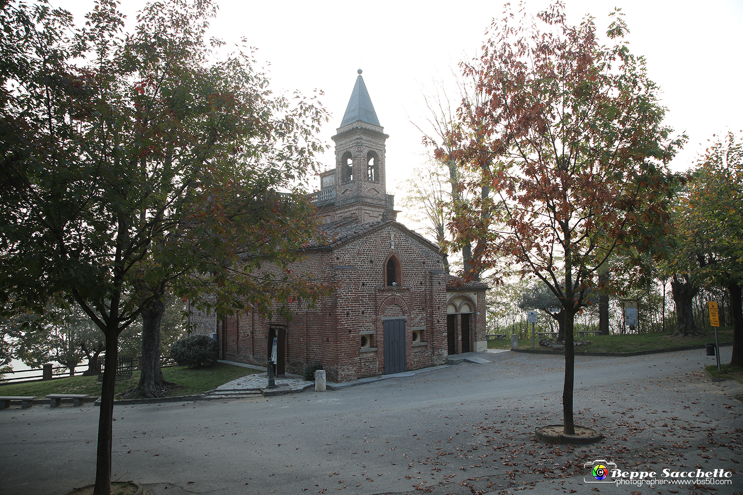 VBS_0863 - I Piloni della Via Crucis del Sacro Monte di Montà d'Alba.jpg